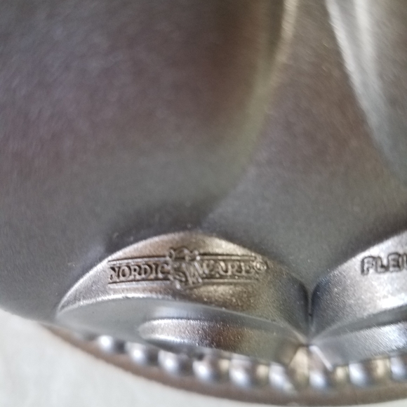 Nordic Ware Fleur De Lis Bunt Pan - Picture 5 of 6
